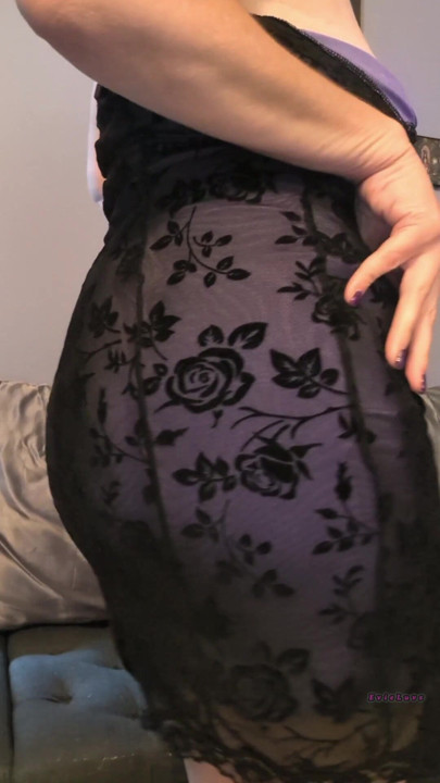 Hot Cougar slips off sexy sundress and reveals it all