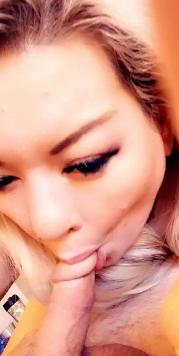 Laurie Barsi sucking a stranger
