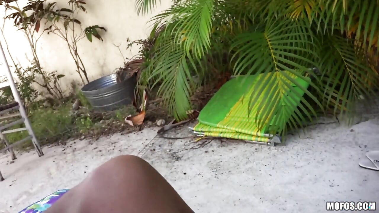 Mofos - Safada latina Jessi Lopez brinca com o namorado Tony na piscina e enfia seu pau na boca, buceta e até mesmo na bunda dela