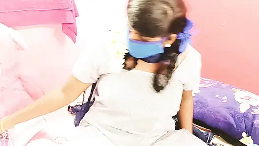 Hintli üniversiteli kız ilk kez komşu üvey oğlu Telugu ile edepsizce konuşuyor.