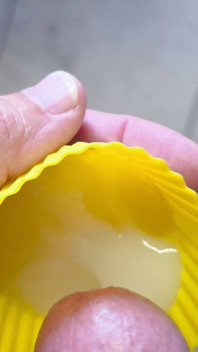 Dedos gorditos cubiertos de chorros de semen