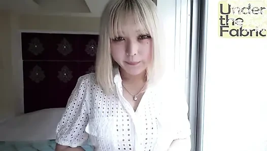 Charmante blonde h-cup-schönheit aus der Modewelt, lächelnd, während sie dich langsam neckt
