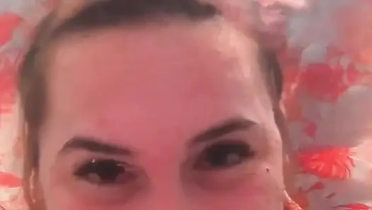 Küvette su altında nefes tutma ve su geçirmez kamera ile kayıt