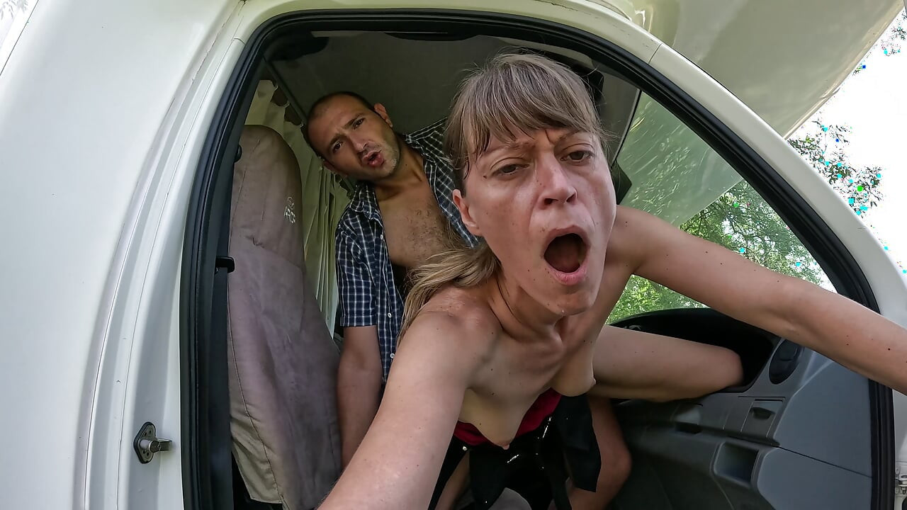 Estranho pega esposa exposta em um famoso ponto de caça na estrada e a fode