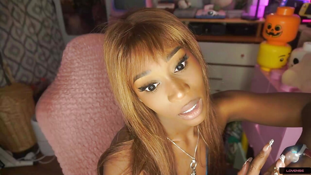 Vanniall, fille trans noire, se tape deux heures dans un minuscule bikini bleu - se terminant par un énorme facial ! Show webcam complet