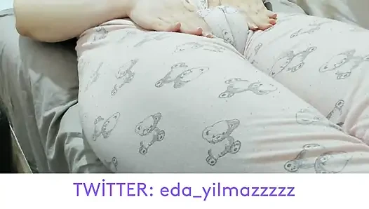 JARI KAKI UNTA - MASTURBASI DALAM PIYAMA - MEMEK BENGKAK - MEMEK BESAR - PORNO TURKI - MILF TURKI