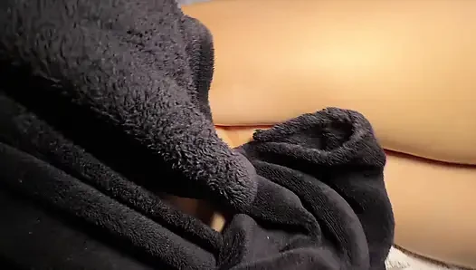 Mein mitbewohner bekam den handjob seiner träume und kam dann über meinen dicken arsch