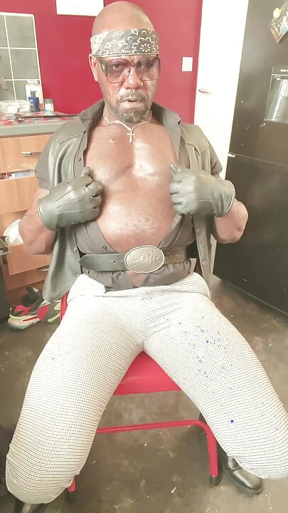 Hot Mature Bodybuilder Smoking & Nipple Play Session