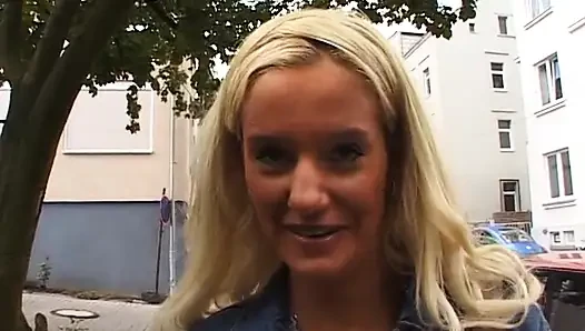 Blondine fingert ihr liebesloch
