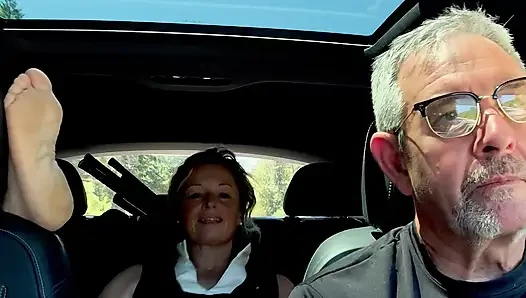 Ehefrau spielt mit ihrer muschi auf dem rücksitz, während Papi fährt, roadtrip