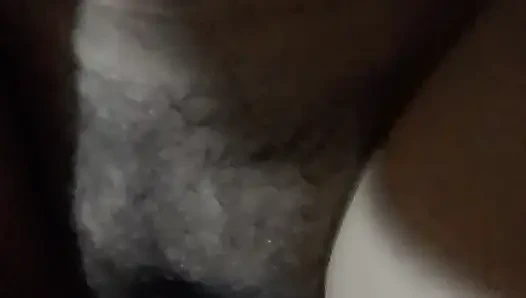 Üvey oğluyla sikişmeye davet edilen kızın ıslak olana kadar yalamak için lezzetli kıllı bir amcığı var