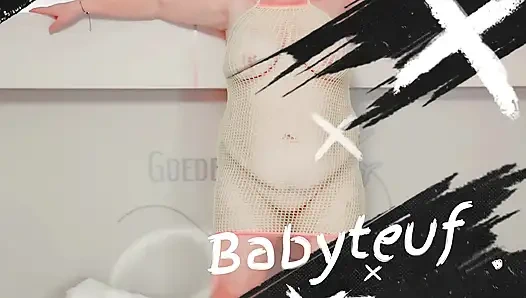 Hizmetçi kıyafeti içindeki 60 yaşındaki orta yaşlı seksi kadın bir adamı yarağına binerek boşaltıyor