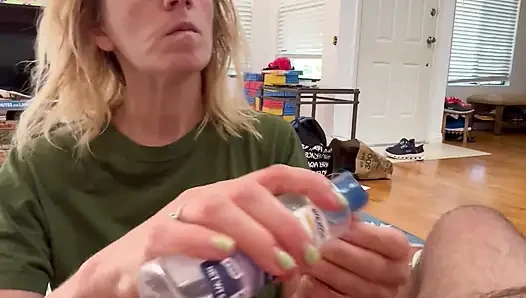 Heiße milf gibt knieenden blowjob