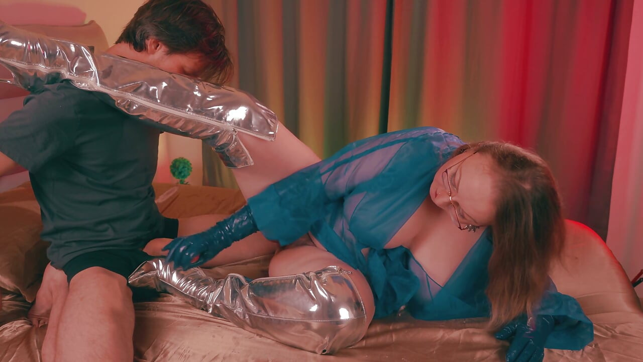 Büyük götlü yüze oturmalı elle muamele- latin orta yaşlı seksi kadın sıska adamı azdırıyor ve ona döl tattırıyor, yağmurluk içinde, uyluk yüksek çizmeler, deri eldiven