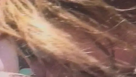 Almanya'dan büyük memeli hatun havuzda yarak emiyor