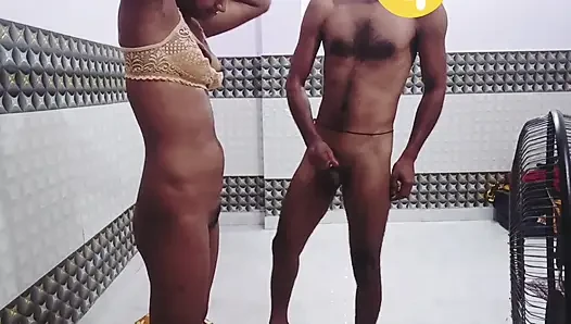 Desi-ehefrau wird von ehemann im doggystyle gefickt und bekommt sperma auf titten