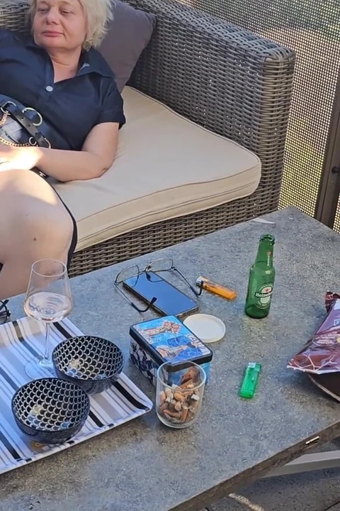 我在露台上玩弄我的, 含着他的精液直到我得到他的精液