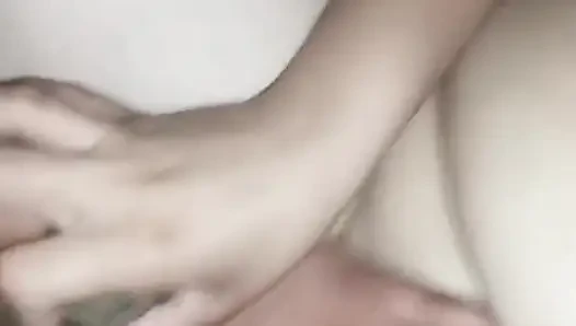 Eva o kadar çok sikişiyor ki onu ateşli sütle banyo yapıyor