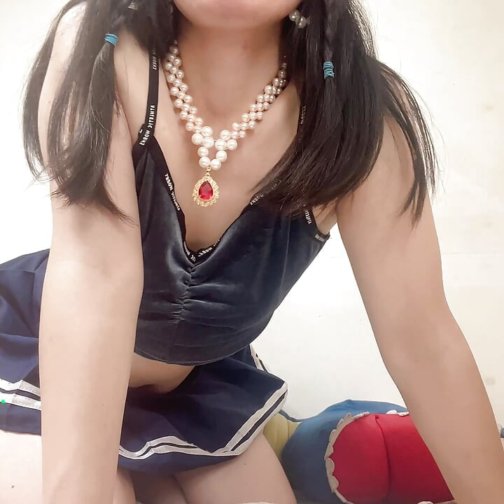 Hana dễ thương gợi cảm trong trang phục nữ sinh đại học