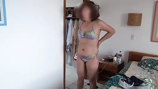 Ben plaja gitmek ve gösteriş yapmak için güneş kremi giyerken otel sahibi beni kaydediyor