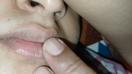 العذراء الشباب 18+ صبي يريد أن يلعب لعبة جنسية مع زوجة أبيه ذات الثدي الكبير