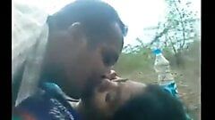 Bengalese meid buitenshuis seks met buurman