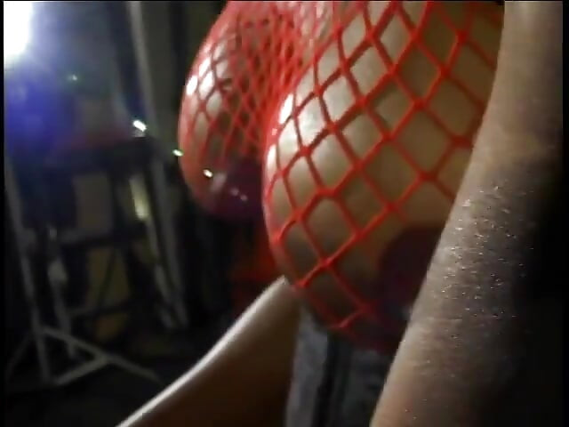Nyomi Banxxx se apleacă peste un sclav pentru biciuire în cur, apoi îl face să-i lingă cizmele