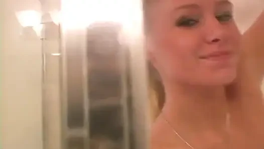 Solo-traumschätzchen: Allie in der dusche