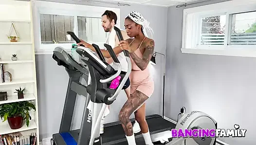 Banging family - eine süße stiefsis wird beim interracial Training in den arsch gefickt