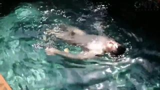 Asiatischer schwuler Typ zeigt seinen nackten Körper vor der Kamera