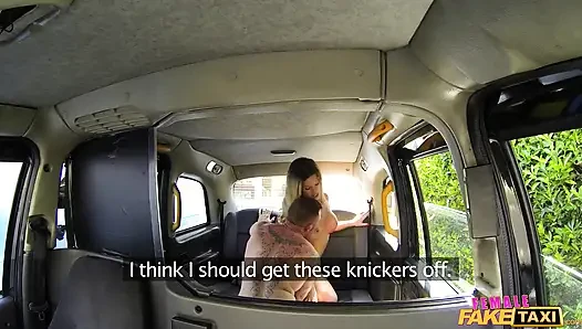 Weibliche fake taxi - tätowierter typ gibt dem fahrer eine gesichtsbesamung für einen tarif