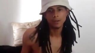 Vaquero colombiano masturbándose