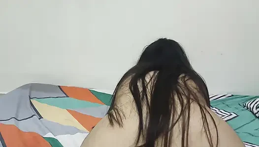 Возбужденная индианка Saara мастурбирует себя, очень горячее XXX видео