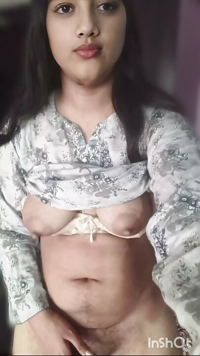 Güzel öğretmen göğüslerini ve dar amını göstererek mastürbasyon yapıyor ve parmaklıyor