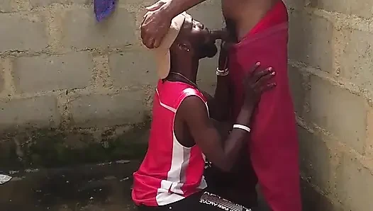 Üvey babam beni yakaladı ve amımı daha sert sikiyor