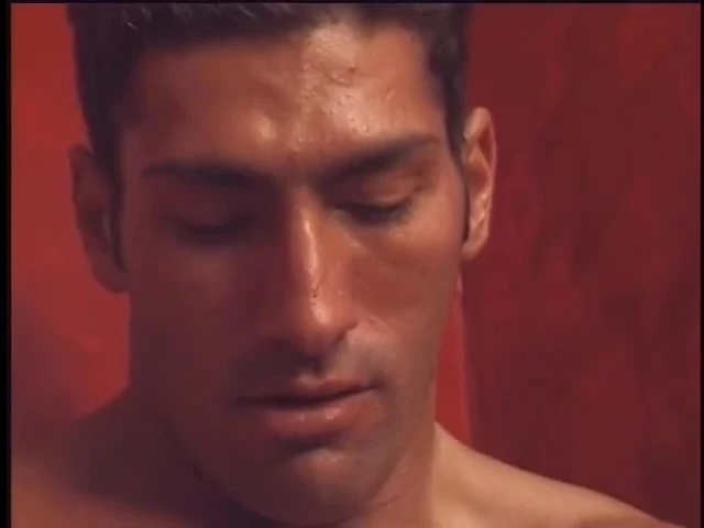 İki kaslı adam extrange bir yerde çıplak anal seks