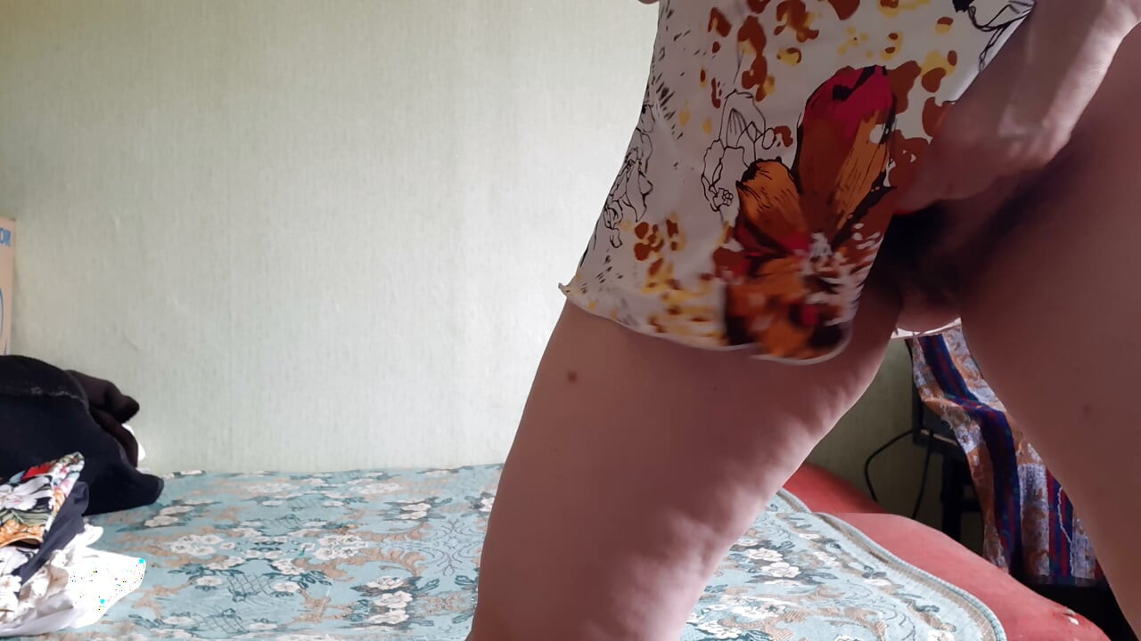 Eine leidenschaftliche MILF stimuliert intensiv ihren behaarten Kitzler mit einem Vibrator und kommt zitternd zum Orgasmus