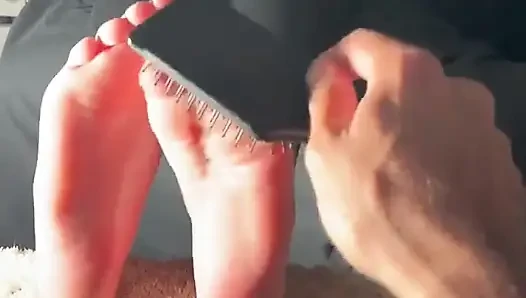 Digelitik dengan sikat rambut
