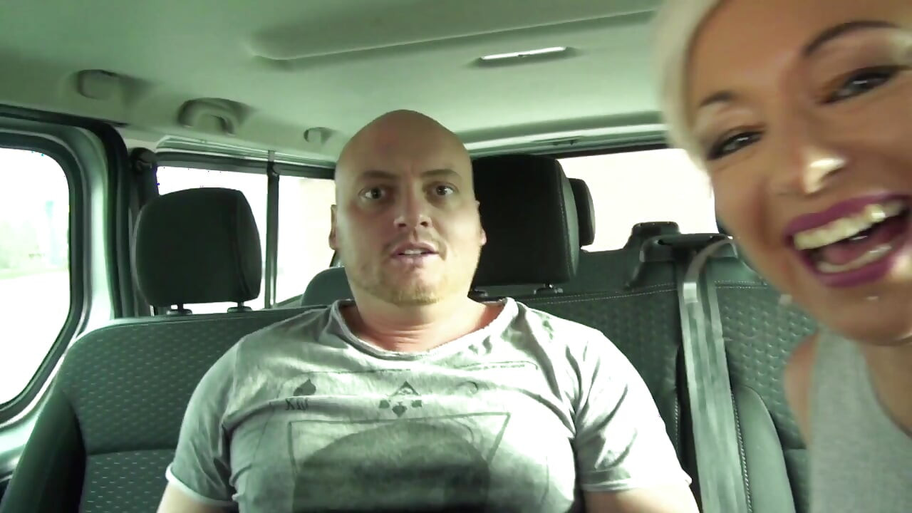 Une MILF blonde suce une bonne bite dans la voiture