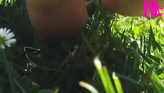 Nyllady barfuß auf dem gras in einem park gehen