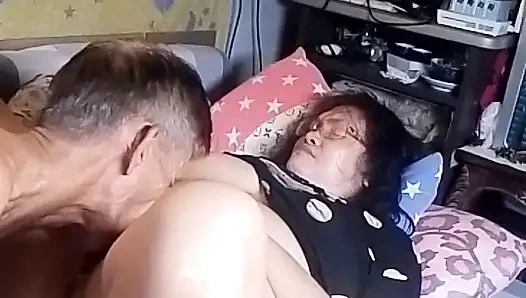 Она сквиртует много раз, и она чувствует хорошее удовлетворение, какое она получила от моего хуя и ебли