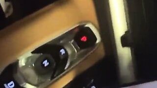 Une salope infidèle suce une grosse bite noire au téléphone dans la voiture
