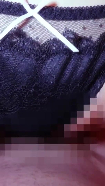 Viktigt ögonblick från "en vacker flicka som hade en kamp med sin pojkvän och blev sparkad ut ur sitt hus kom för en creampie."