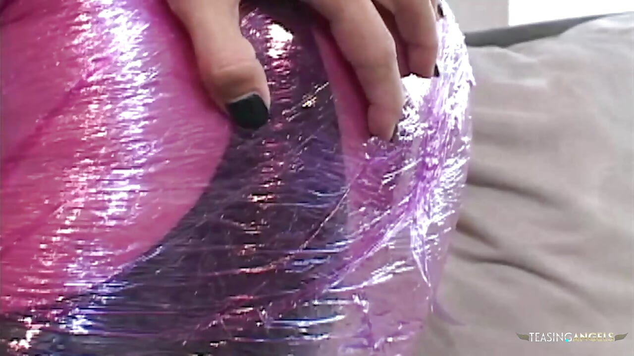 Uma mulher asiática esbelta e sua acompanhante morena curvilínea se envolvem em um encontro sexual muito intenso