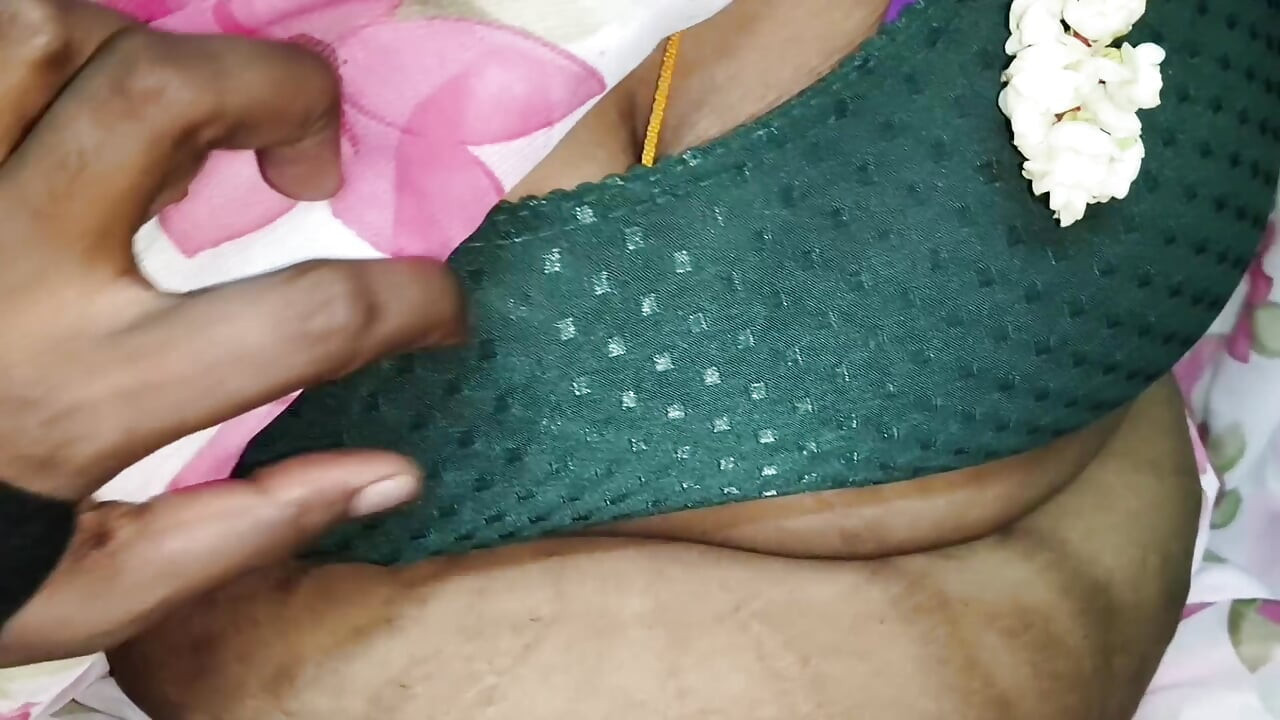 Vrući seks u kući veoma zgodno telo veliko grize finu pičku koja puši zgodnu tetku prelepu kako puši u krevetu