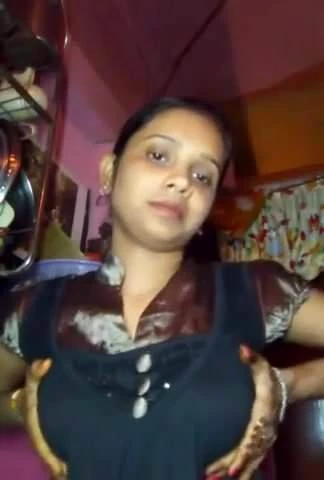 Mostrando os peitos da cam