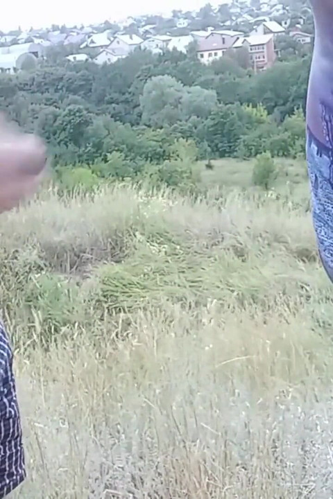 Aku lagi asik masturbasi kontol di taman umum sampai crot di mulut pelacur