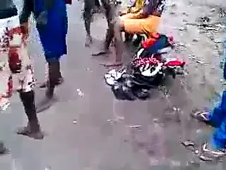 Африканскую шлюшку трахают на публике