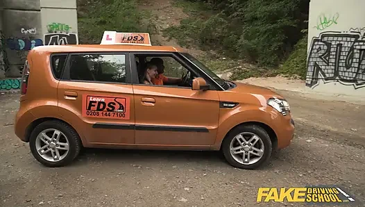 Dia bertukar seks untuk memek untuk membayar pelajaran mengemudi ekstra - fake driving school