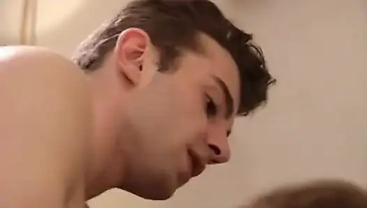 Hot brunette Miz menyematkan rambut dengan dua pria